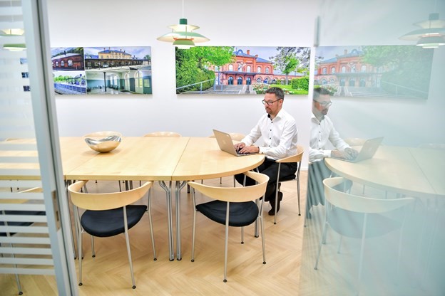 Afdelingsdirektør i Sparekassen Vendsyssel i Hobro Jesper Mikkelsen er glad for det nye konferencerum og fotografierne på væggen af den smukke banegårdsbygning i Hobro. Foto: Claus Søndberg
