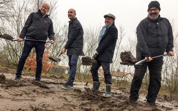 Fra venstre bestod torsdagens spadestikskvartet af Claus Junge fra Junge Byg, borgmester Kasper Glyngø (S), lodsejer Charles Kastberg og formand Benny Haugsted fra Lejerbo Trekanten.
