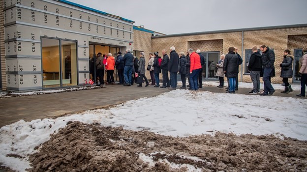 I over en time vrimlede det ind med mennesker på Hobro friplejehjem. Gange og opholdsrum var stuvende fulde. Indvielsen måtte holdes uden facade og skilt, da det først kunne leveres på onsdag.