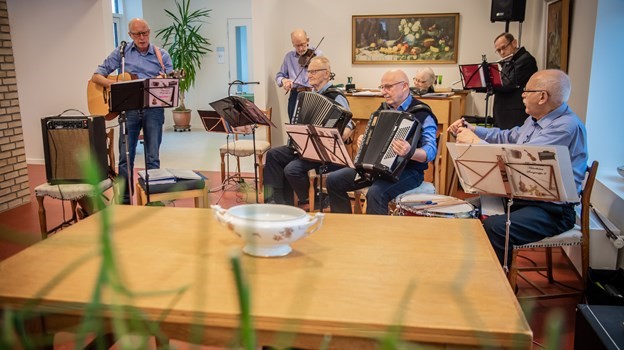 Biescentrets husorkester sørgede for den musikalske underholdning. Det foregik både på violin, guitar, trommer, harmonika, fløjte og sav